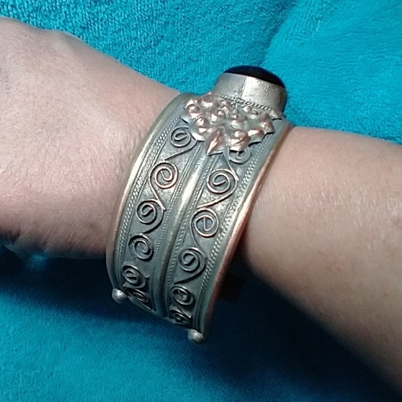 Elegant Silver Copper and Black Stone Cuff Bracelet - Picture 8 of 8